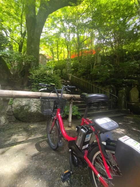 Hiroshima: Peace Park, Castle, and Mitaki Temple E-Bike Tour - Meeting at Lucky Bakery and riding the 10 km loop with confidence
