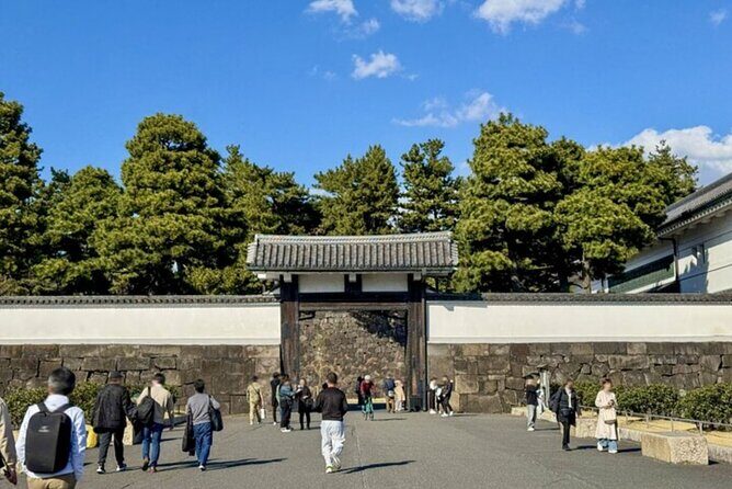 Imperial Palace to Tokyo Station Historical Walking Tour - Wadakura Fountain Park: a calm start near the palace grounds