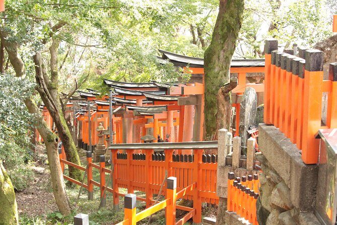 Inside of Fushimi Inari - exploring and lunch with locals - Entering Fushimi Inari Taisha without getting stuck in the crowd