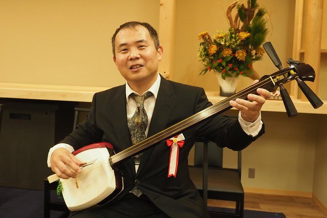 Japanaese tradtional Tsugaru Shamisen music lesson in Tokyo - Hands-on basics with a rented shamisen: posture and bachi