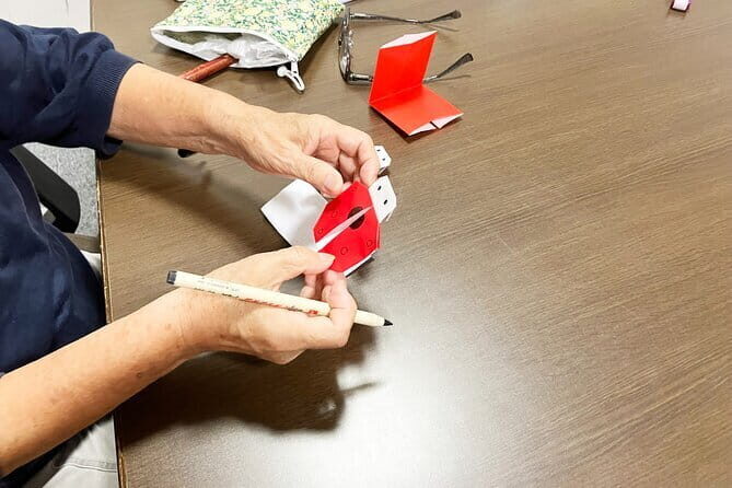 Japanese miniature kimono made with origami in Osaka - The fun part: choosing your paper and the kimono pattern