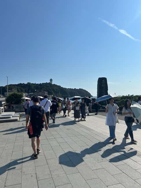 Kamakura & Enoshima: Great Buddha, Shrines and Ocean Views - A quick food-market pause to break up the temple time