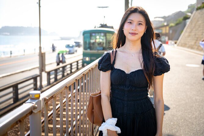 Kamakura Tour with Pro Photographer: Anime Train & Fuji Sunset - Posing help that actually shows up in the photos