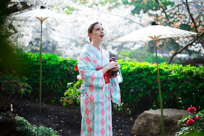 Kamakura Tour with Pro Photographer: Tsurugaoka Hachimangu shrine - Price and value: how $243.13 works for a group of up to 8