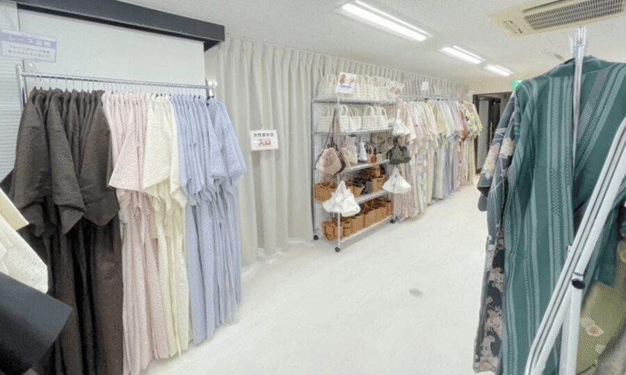 Kanagawa: Kimono Rental in Kamakura Provided by RikaWafuku - Luggage and Changing Out of Your Street Clothes