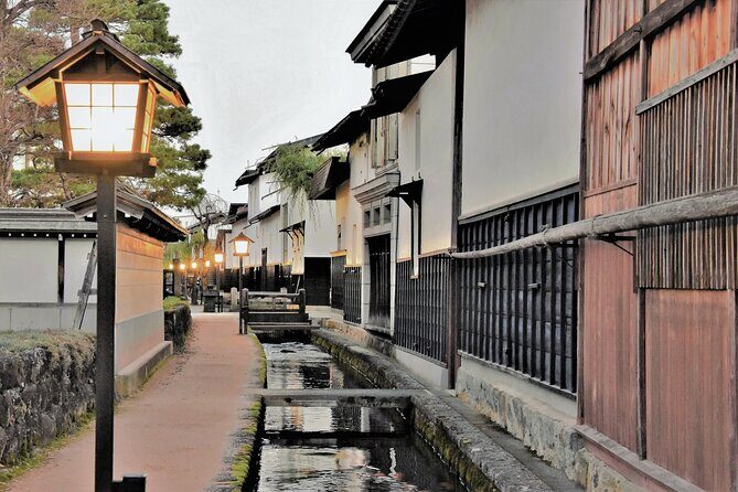 Kanazawa and Shirakawago/Photoshoot by professional photographer - Higashiyama Chaya: traditional tea-house energy for street-style photos