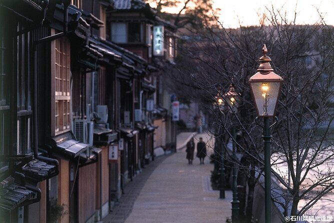 Kanazawa Half Day E-bike Tour - Kenrokuen Garden: Seasonal Beauty Plus the Design Logic