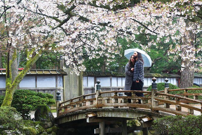 Kanazawa private 1 day/Photoshoot by professional photographer - Should you book a private Kanazawa photoshoot day?