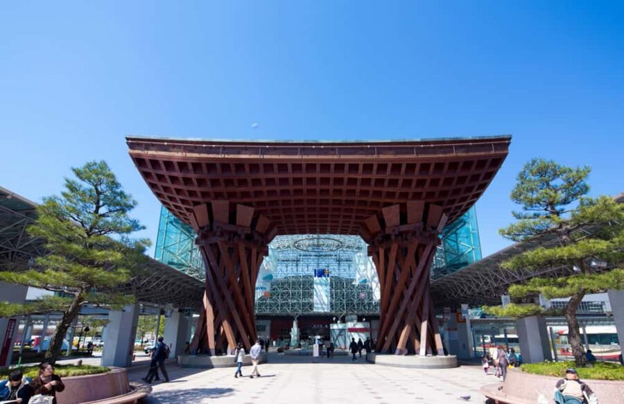 Kanazawa Private/Group Walking Tour: Local & Major Highlight - Kenroku-en Garden: seasonal beauty plus design logic you can spot