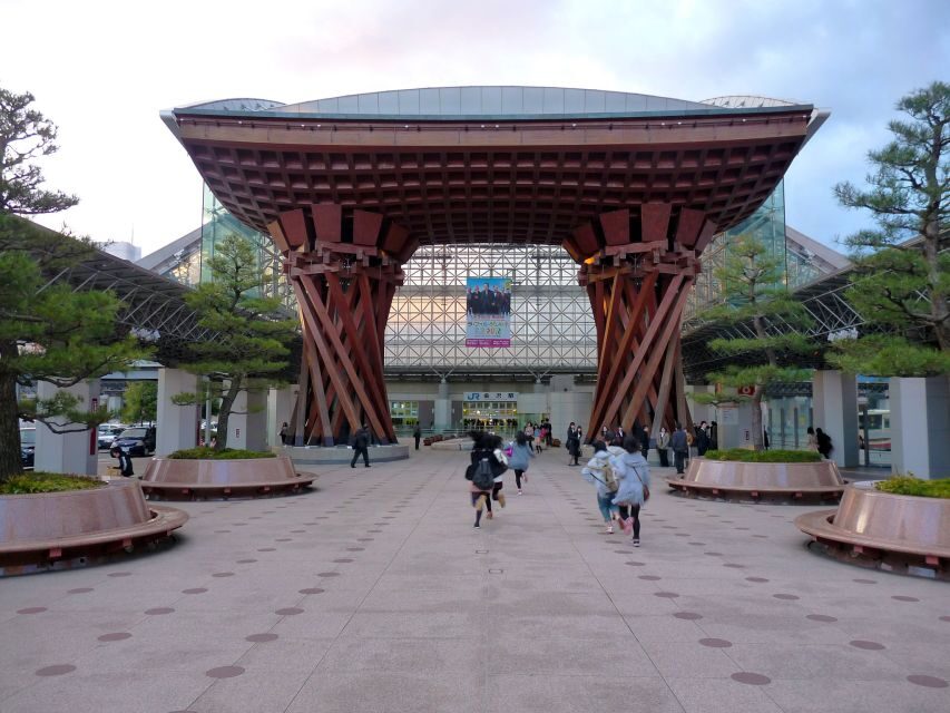 Kanazawa: Private Walking Tour with a Local - Meet Your Lokafyer: the easiest way to start Kanazawa
