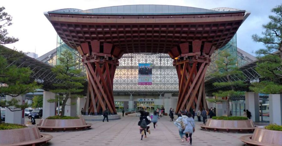 Kanazawa: Private Walking Tour with a Local - Omicho Market: the snack-first side of Kanazawa