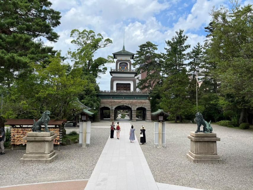Kanazawa: Samurai, Matcha, Gardens and Geisha Full-Day Tour - Oyama Shrine: Western Stained Glass, Koi Pond Calm