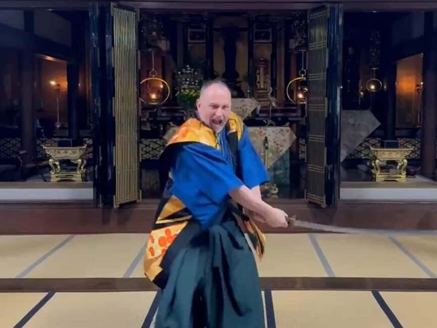 Kanazawa: Samurai Swordsmanship Lesson at a rented temple - Step 1: Kimono rental, samurai look, and the first transformation (10 minutes)