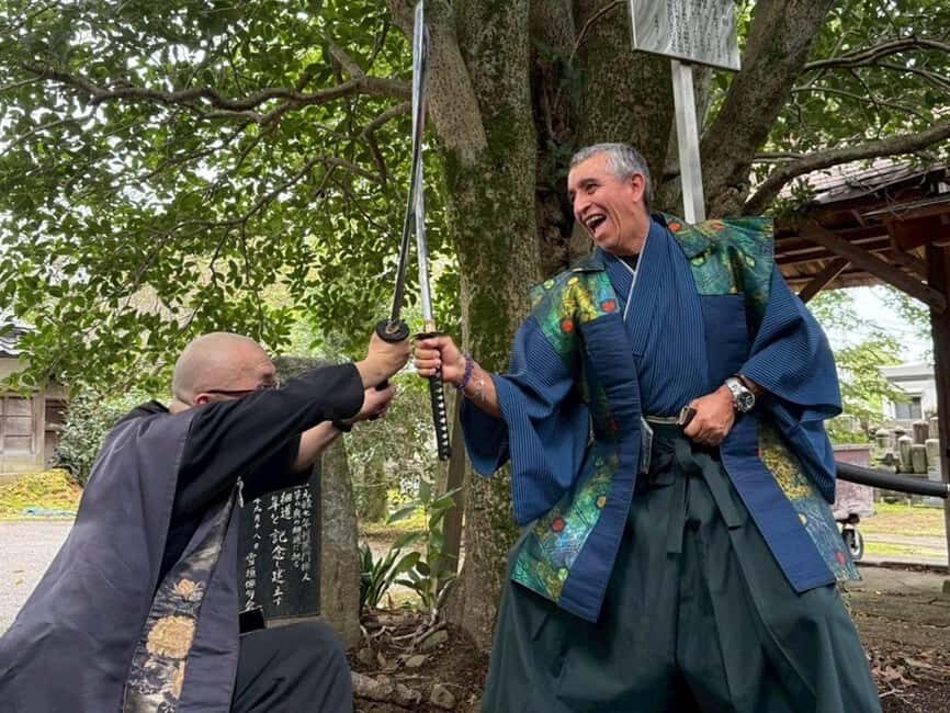 Kanazawa: Samurai Swordsmanship Lesson at a rented temple - Step 4: Commemorative samurai photo time (10 minutes)