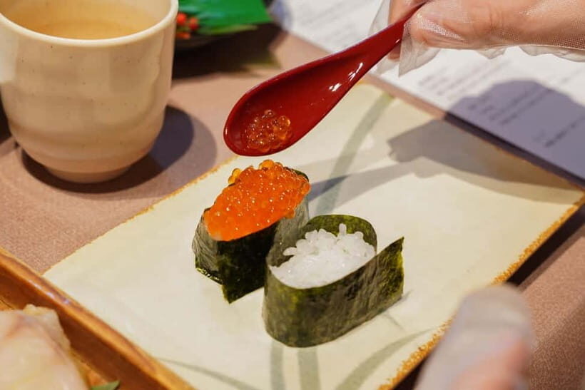 Kanazawa: Sushi Making Experience at Oumicho Market - The market experience: working while the world shops