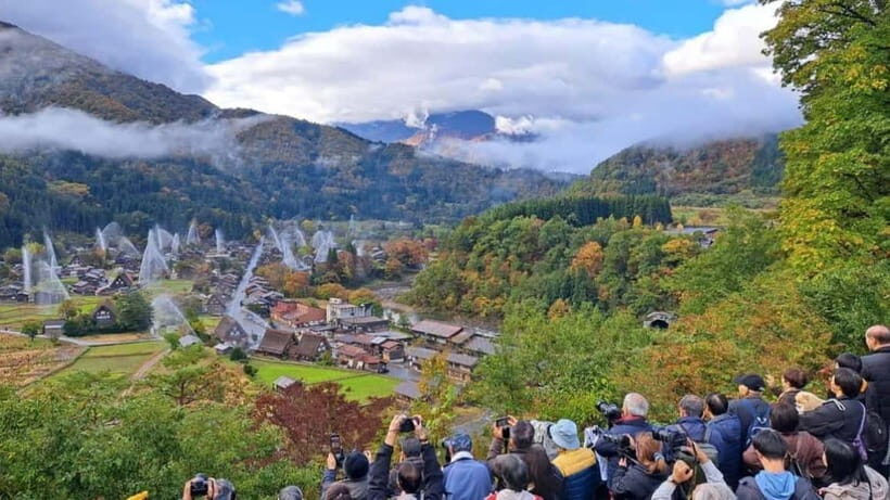 Kanazawa/Takayama: Shirakawago & Takayama Private Day Tour - Shirakawa-go: guided village walking, plus the Ogi-machi Castle Observatory area