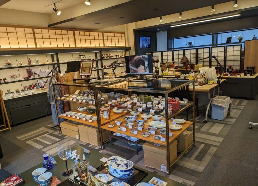 Kintsugi Experience with Arita Ware in Tokyo (English Guide) - Learning Kintsugi basics without feeling lost