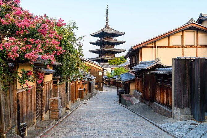 Kiyomizu Temple and Backstreets of Gion, Half Day Group Tour - Yasaka Pagoda and the Shinto detours that add variety