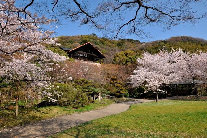 Kyoto 1 Day Suntory Yamazaki Distillery Tour and Asahi Art Museum - Guides: English hosts who help you connect the dots