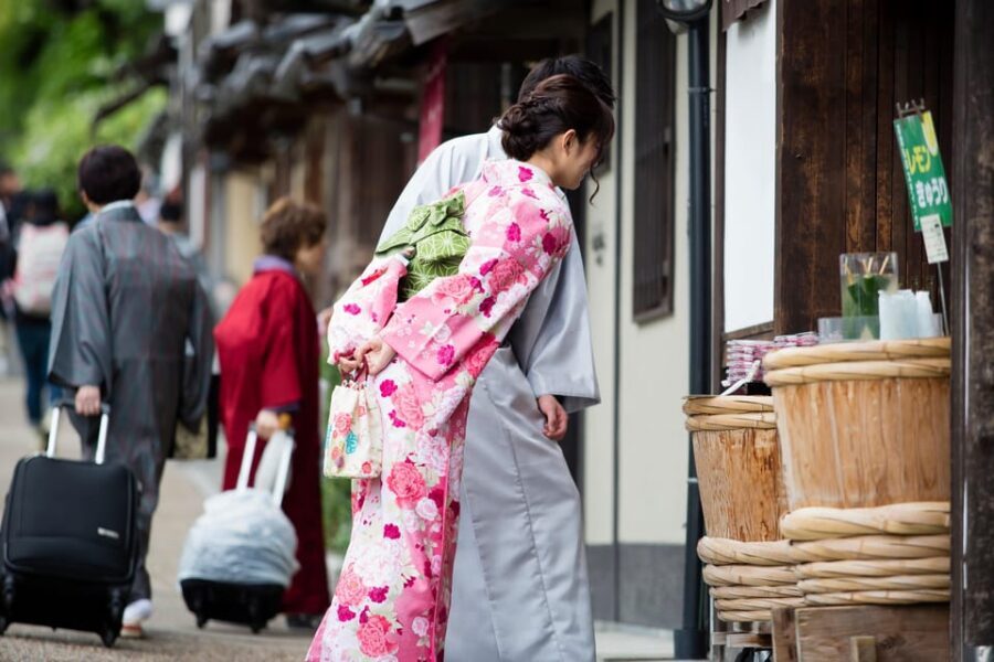 Kyoto: 1 Day Traditional Japanese Kimono Rental Experience - Wearing Kimono Around Gion: Walking, Routes, and Photo Timing