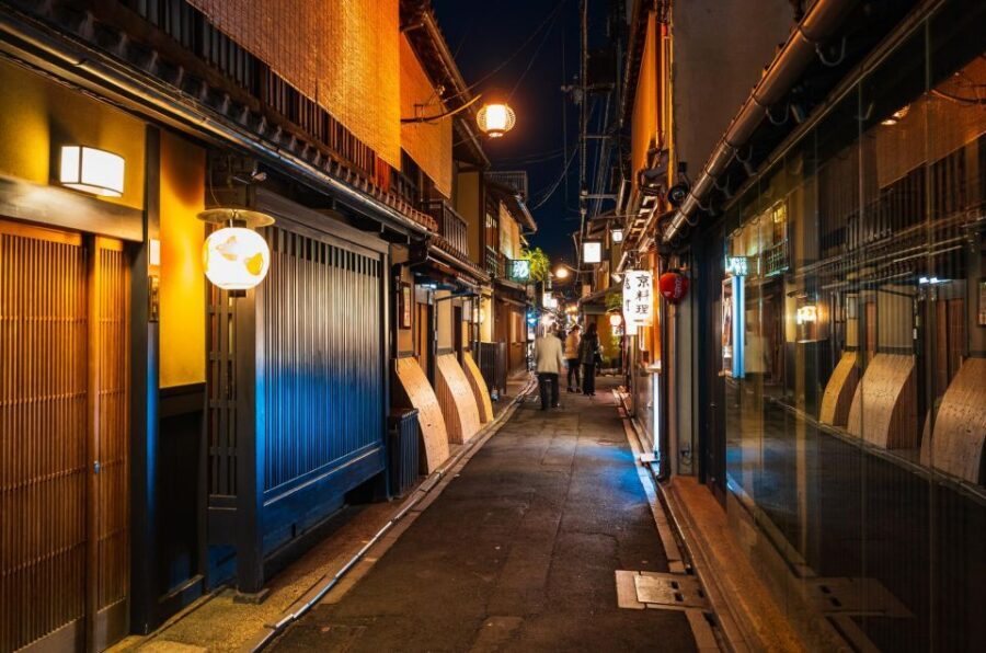 Kyoto : Bar Hopping Tour in Pontocho Alley at Night - Drinks and dishes: what you’ll likely enjoy ordering