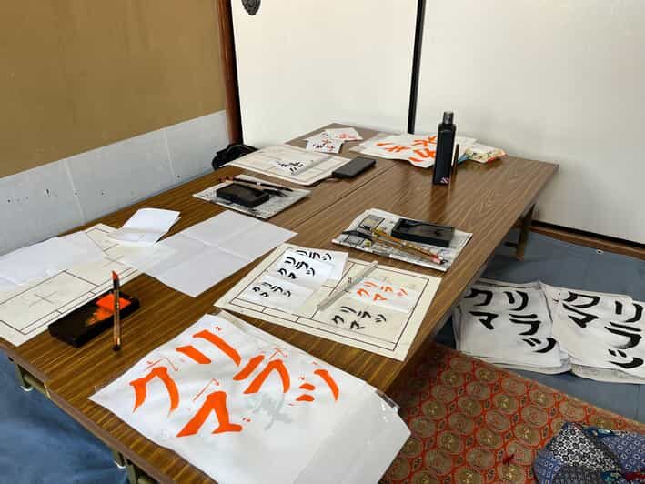 Kyoto: Calligraphy class at Buddhist temple in city center - Tatami seating: the traditional room feel (and the leg factor)