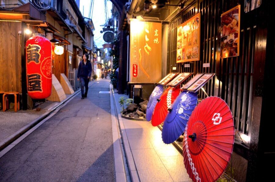 Kyoto: Casual Pontocho Evening Food Tour - Meeting Izumo-no-Okuni: The Simple Setup You Should Respect