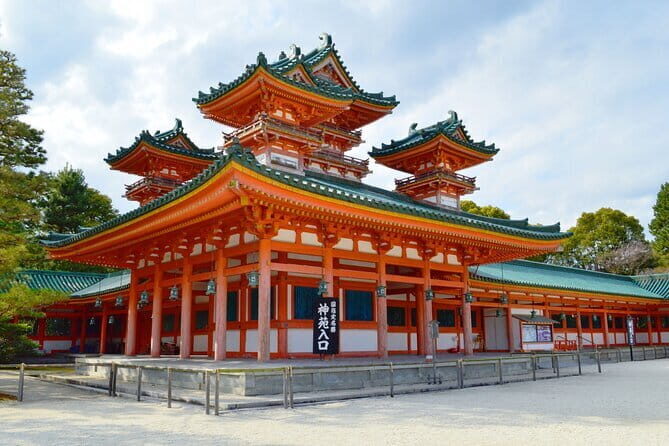 Kyoto E-Bike Tour of Hidden Gems, Backstreets and Temples - Meeting in Gion: getting started without stress