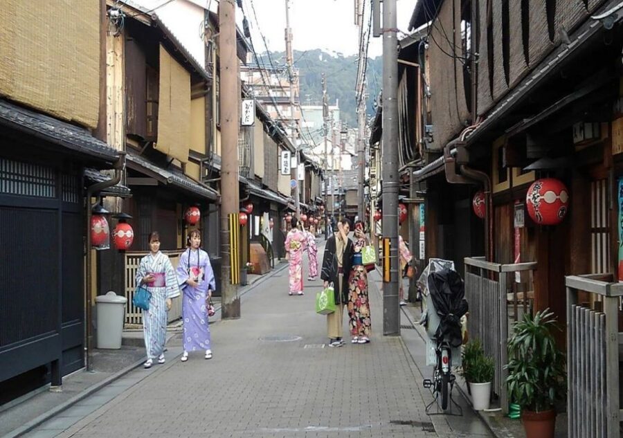 Kyoto Evening Gion Food Tour - The kaiseki dinner: 10 courses, seasonal ingredients, and careful presentation