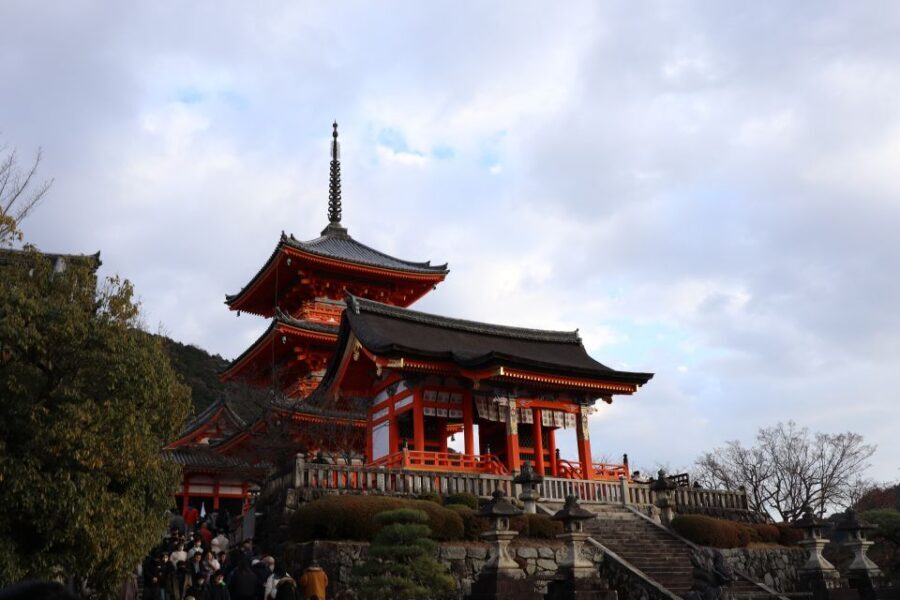Kyoto: Fushimi Inari-taisha y Kiyomizu-dera (Spanish Guide) - Fushimi Inari-taisha Torii Gates: The Walk That Changes as You Go