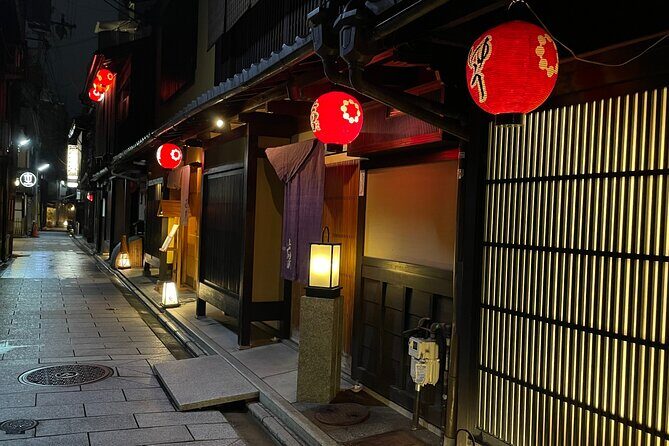 Kyoto Geisha District Walking Tour in Gion - Yasaka Shrine: the Shinto anchor before Gion’s geisha streets