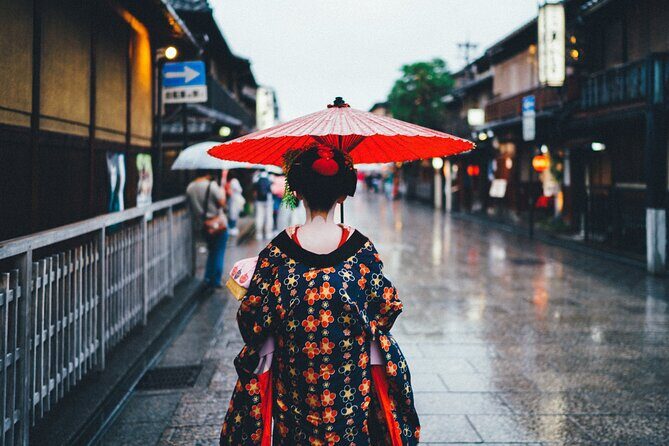 Kyoto Geisha District Walking Tour in Gion - Tatsumi Bridge: the quiet photo corner that feels like a scene