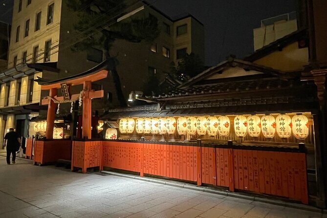 Kyoto Geisha District Walking Tour in Gion - Starting at Gion Kōbu Kaburenjō: find the group, then relax