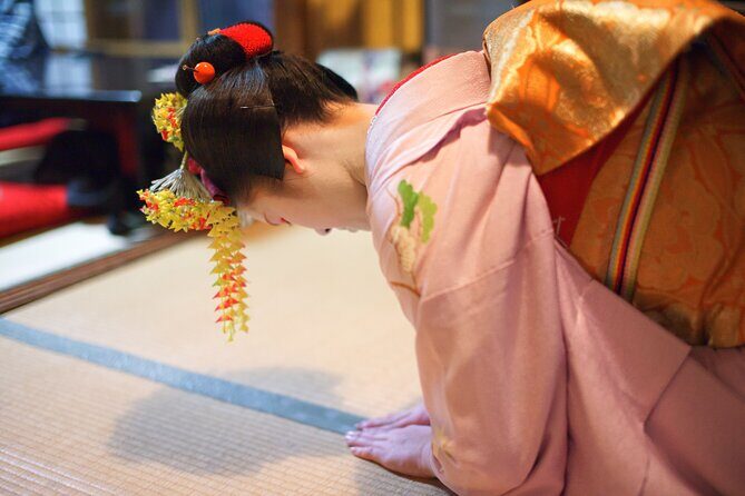 Kyoto Geisha Show Cultural Hour with an apprentice geisha, Maiko - Meeting in Honmachi: what to expect before the show starts