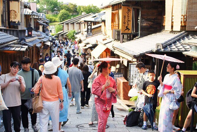 Kyoto: Gion and Geisha District Walking Tour - Stop 1: Yasaka Shrine sets the cultural tone fast