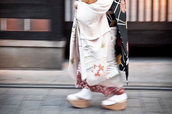 Kyoto Gion Cultural Walk & Geisha Show with Dining Options - The maiko meeting and show: what to expect and what to ask
