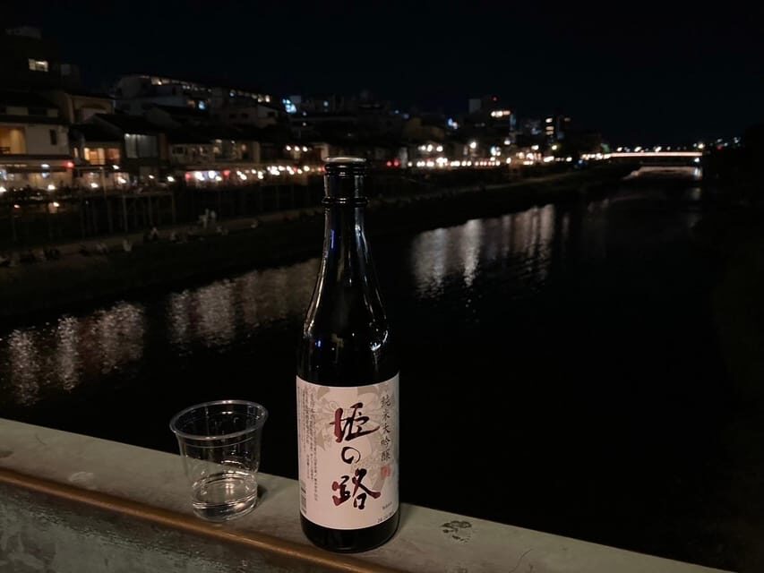 Kyoto: Gion Evening Walk with Hidden Gems, Geisha & Sake - Sake While You Stroll: A Small Touch With Big Atmosphere