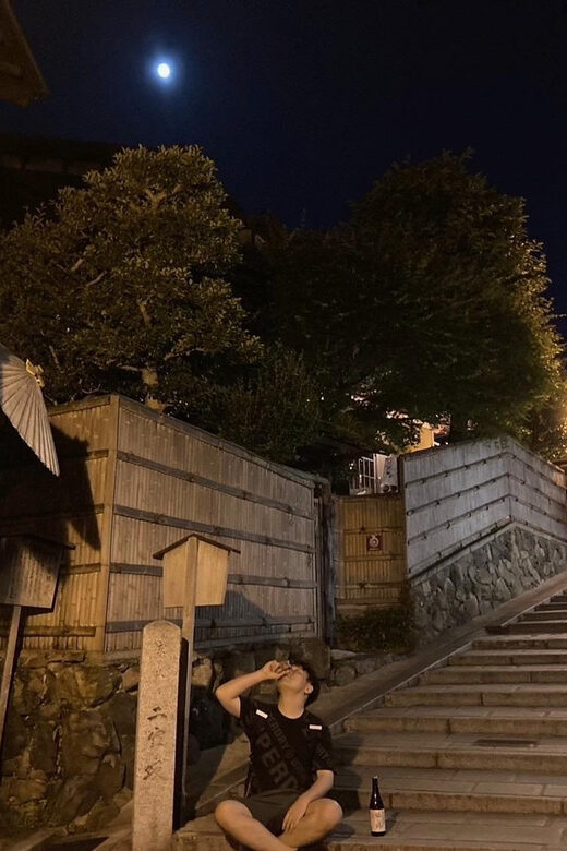 Kyoto: Gion Evening Walk with Hidden Gems, Geisha & Sake - Start at Shijo Kiyamachi: Finding the Guide Without Stress