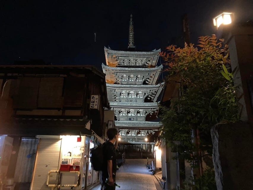 Kyoto: Gion Evening Walk with Hidden Gems, Geisha & Sake - Finish at Yasaka Shrine: The Spiritual Anchor of Gion