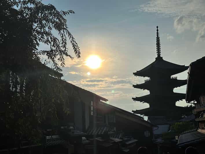 Kyoto: Gion & Geisha district evening tour - Gion Shirakawa: where tradition is still the main character