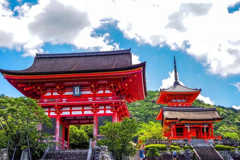 Kyoto: Gion Geisha District Walking Tour and Hidden Gems - Maruyama Park: Where Tradition Meets Daily Life