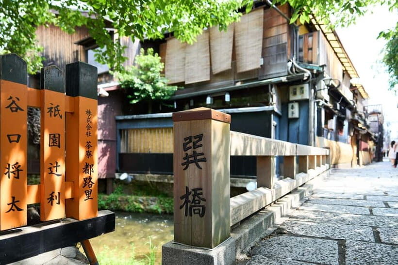 Kyoto: Gion Geisha District Walking Tour and Hidden Gems - Hōkan-ji Temple: Short Stop, Purposeful Timing