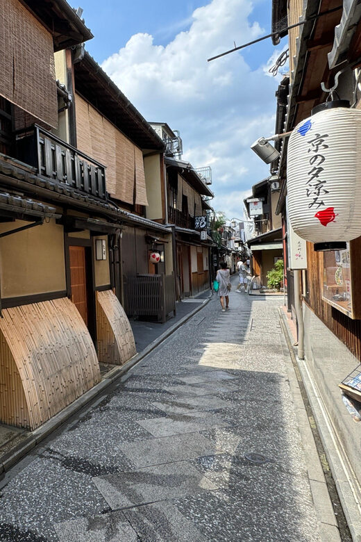 Kyoto: Gion Geisha District & Yasaka Shrine Walking Tour - Key things you’ll notice on this Gion walk