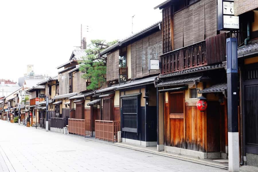 Kyoto: Gion Morning/Night Walking Tour - Traditional Wooden Houses and Tea Streets: What You’ll See Up Close