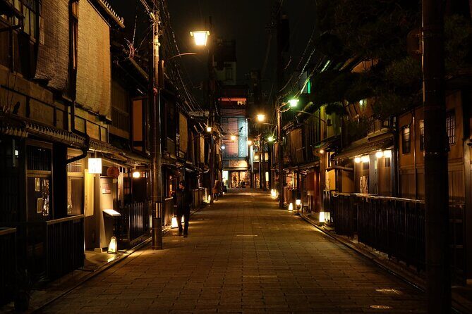 Kyoto: Gion Night Walking Tour with Geisha Insight - Why Gion at Night Feels Different