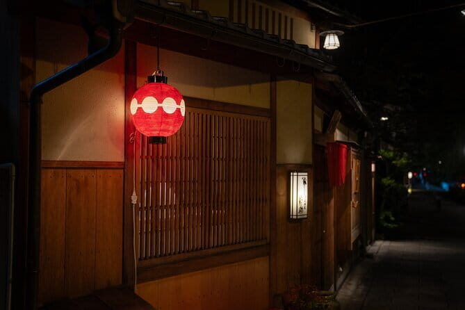 Kyoto: Gion & Pontocho Food Tour with 13 Dishes - Meeting Outside FamilyMart Kyoto Gion: Easy Start, Quick Move