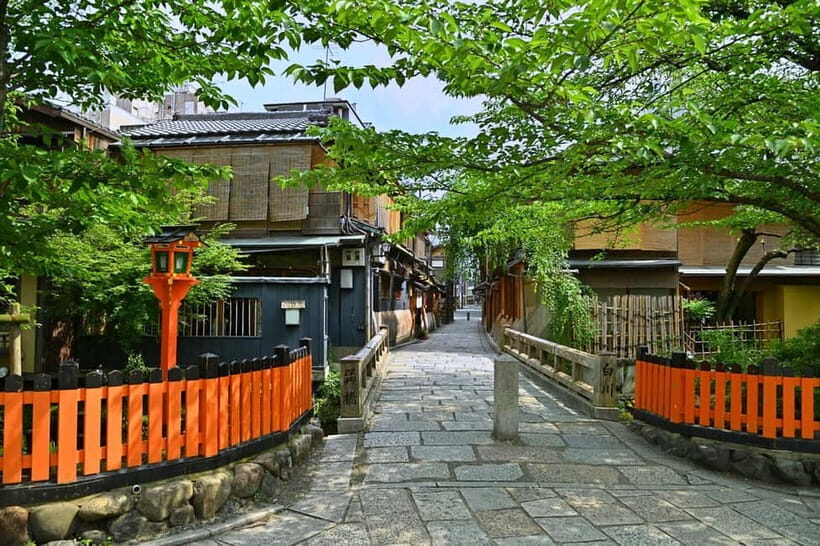Kyoto: Gion Walking Tour - Finding the Right Start Point: Disney Store on Shijo-Kawaramachi