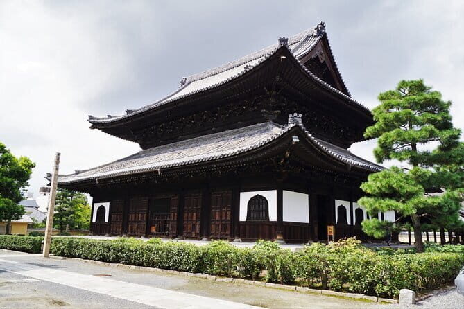Kyoto Gion Walking Tour for First Time Visitors - Stop 1: Gion’s machiya lanes near Yasaka Shrine