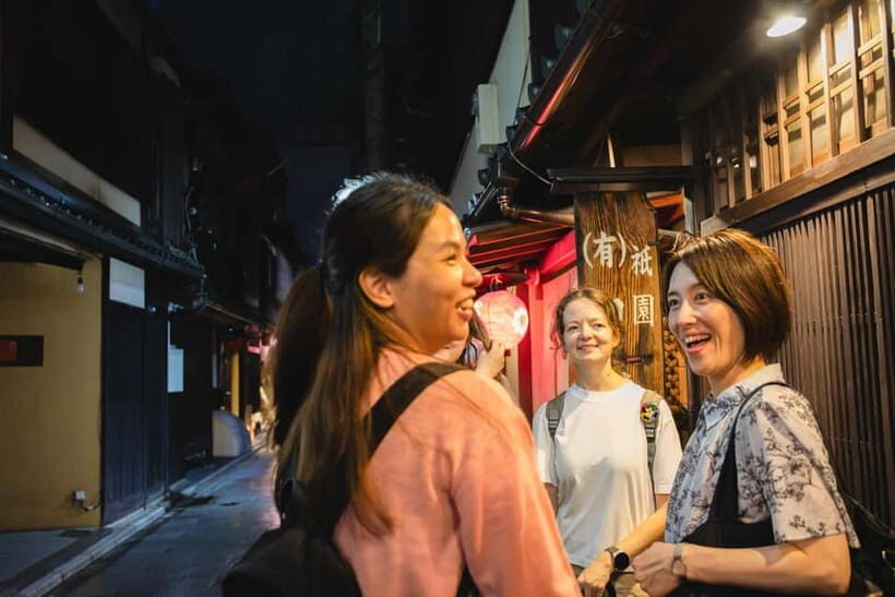Kyoto: Gion World of the Geisha Guided Walking Tour - Yasaka Shrine (40 Minutes): A Calm Anchor Before the Alley Walking