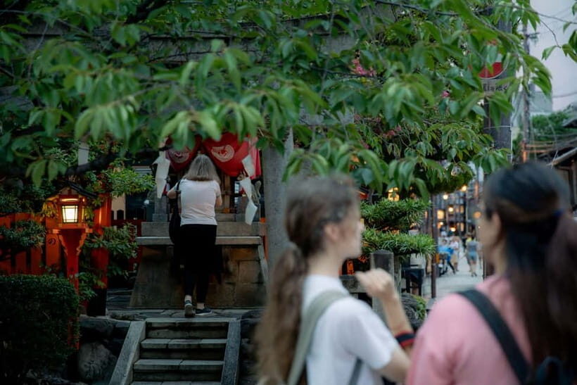 Kyoto: Gion World of the Geisha Guided Walking Tour - The Short Stops: Quick Sightseeing, a Photo Moment, Then Onward